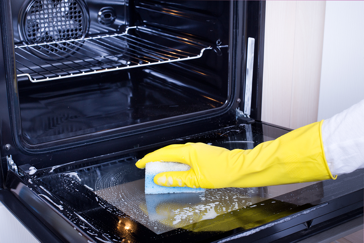 Oven cleaning service in a real home
